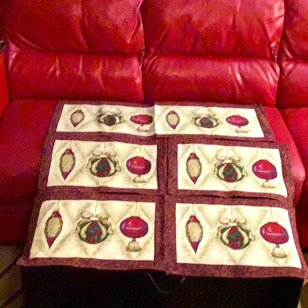 Christmas set: 1 runner & 4 placemats, like new!